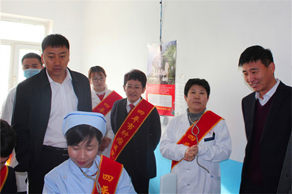 3學校邀請的中心醫(yī)院醫(yī)療小分隊免費為村民檢查_副本.jpg
